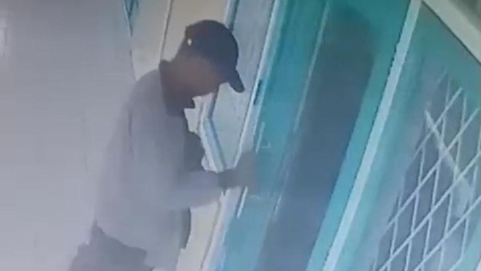 Pria terekam CCTV saat mencuri kotak amal di masjid Lubuklinggau