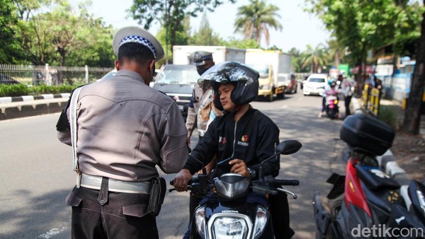 Priiit! Pelanggar Lalin Kena Tilang di Jalan Daan Mogot