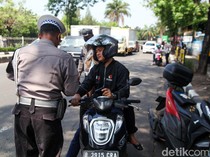 Priiit! Pelanggar Lalin Kena Tilang di Jalan Daan Mogot