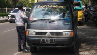 Sedangkan petugas Dinas Perhubungan mengecek kelengkapan surat kendaraan bermuatan barang.   