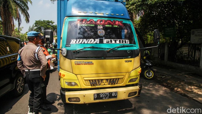 Priiit! Pelanggar Lalin Kena Tilang di Jalan Daan Mogot Petugas gabungan menggelar Operasi Lintas Jaya. Pelanggar lalu-lintas ditindak di Jalan Daan Mogot, Jakarta Barat.