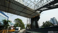 Saat ini pagar pengaman sudang terpasang di sisi kanan dan kiri JPO.