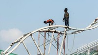 Rangka atap juga sudah terpasang.