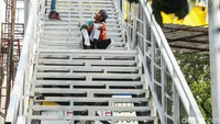 Pekerja sedang berdiskusi terkait pembangunan JPO Jalan Danau Sunter Barat, Jakarta.