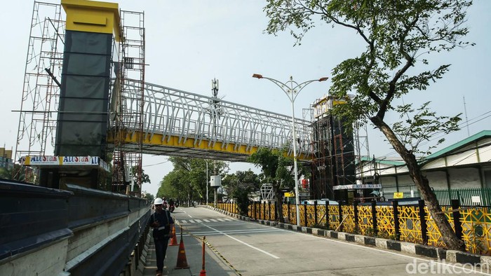 Proyek JPO Berkonsep Modern di Sunter Barat Terus Dikebut Pembangunan JPO di Jalan Danau Sunter Barat terus dikebut. JPO itu dibangun dengan konsep modern.
