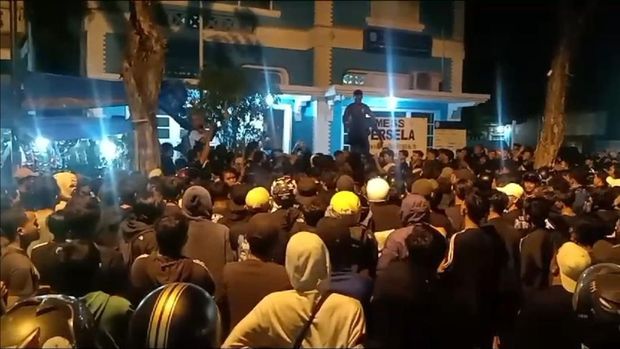 Ratusan Suporter sambut kedatangan persela di Lamongan