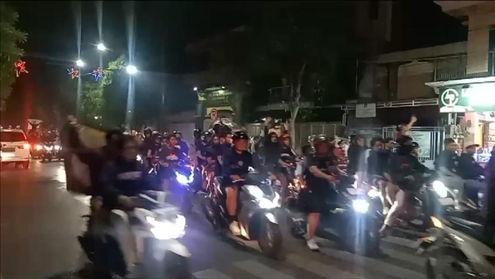 Ratusan Suporter sambut kedatangan persela di Lamongan