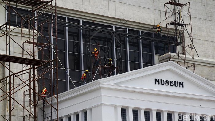 Pekerja menyelesaikan renovasi Museum Gajah atau Museum Nasional Indonesia di Jakarta, Jumat (27/09/2024). Museum yang menyimpan lebih dari 190 ribu benda bersejarah dan budaya Indonesia tersebut telah menjalani renovasi selama setahun sejak peristiwa kebakaran melanda bangunan itu pada 16 September 2023.