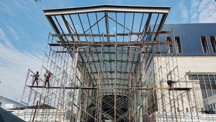 Renovasi Museum Gajah Hampir Rampung Pekerja menyelesaikan renovasi Museum Gajah atau Museum Nasional Indonesia di Jakarta, Jumat (27/09/2024). Museum yang menyimpan lebih dari 190 ribu benda bersejarah dan budaya Indonesia tersebut telah menjalani renovasi selama setahun sejak peristiwa kebakaran melanda bangunan itu pada 16 September 2023.