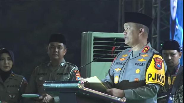 Ribuan jemaah yang terdiri dari polisi, santri, pemerintah, dan ulama memadati Lapangan Utama Kapolda Jatim