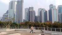 Terdapat bangku-bangku buat duduk di area ini. Salah satu waktu favorit pengunjung buat nongkrong adalah ketika matahari mulai tenggelam. (Lugas/detikTravel)