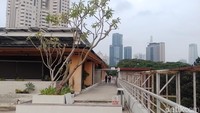 Berada di depan Istora Senayan, rooftop Sentosa Senayan bisa dijadikan tempat hangout seraya menikmati suasana sore hari di pusat kota Jakarta. Area ini menyuguhkan angin sepoi-sepoi yang bisa dinikmati pengunjung. (Lugas/detikTravel)
