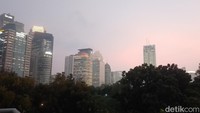 Di sore hari, rooftop Sentosa Senayan menyuguhkan pemandangan sunset dengan latar gedung-gedung tinggi di sepanjang Jalan Soedirman. (Lugas/detikTravel)