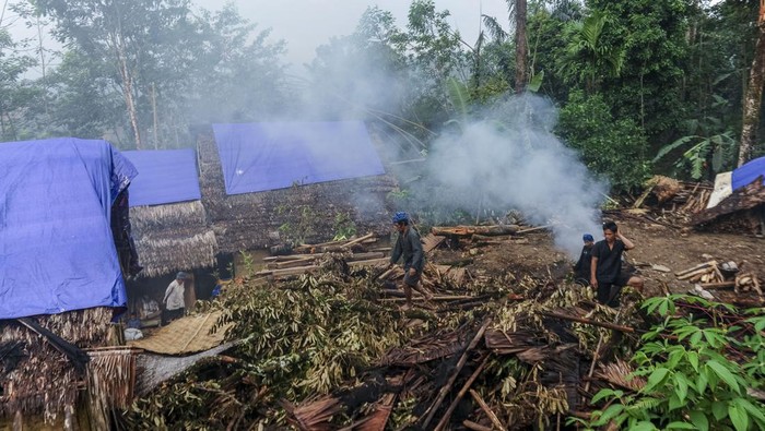 Anak Suku Badui berjalan di sekitar rumah yang rusak akibat angin puting beliung di Kampung Lebak Menteng, Lebak, Banten, Kamis (26/9/2024). BPBD Kabupaten Lebak mencatat bencana angin puting beliung yang terjadi selama satu jam pada Rabu (25/9/2024) pukul 15.00 WIB mengakibatkan sebanyak tujuh rumah rusak, tiga di antaranya rusak berat, dan empat lumbung rusak akibat tertimpa pohon durian. ANTARA FOTO/Muhammad Bagus Khoirunas/nym.