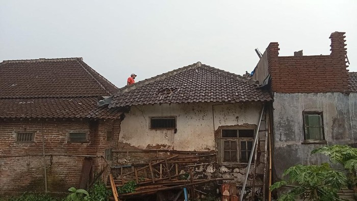 Rumah warga Kabupaten Malang terdampak hujan lebat dan angin kencang.