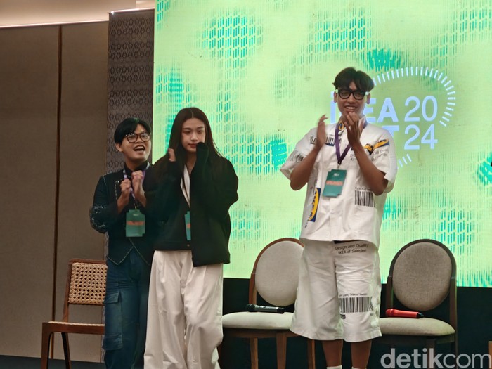 Di salah satu sesi IdeaFest 2024, Art Content Creator Irene Suwandi, Fashion Content Creator Krisna Gani, dan DIY Art Content Creator Wira Laga Bachtiar menceritakan pengalaman mereka.