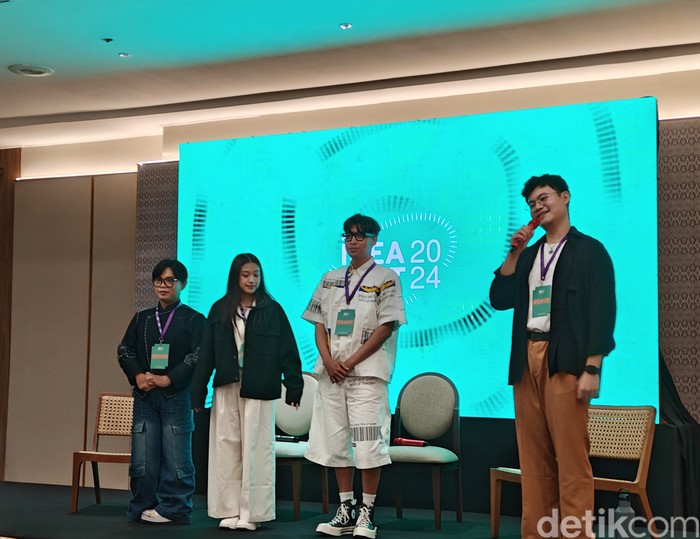 Di salah satu sesi IdeaFest 2024, Art Content Creator Irene Suwandi, Fashion Content Creator Krisna Gani, dan DIY Art Content Creator Wira Laga Bachtiar menceritakan pengalaman mereka.