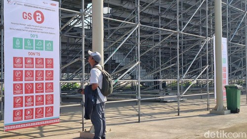 Salah seorang penonton MotoGP Mandalika 2024 tengah mengamati aturan yang boleh dan tidak boleh dilakukan selama berada di dalam Sirkuit Internasional Mandalika, Lombok Tengah, NTB, Jumat (27/9/2024).