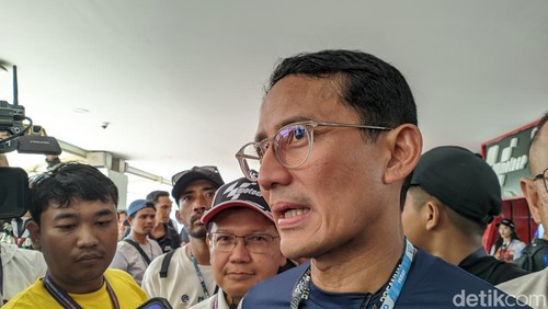 Menteri Pariwisata dan Ekonomi Kreatif Sandiaga Salahuddin Uno saat mengunjungi Sirkuit Mandalika, Jumat (27/9/2024). Foto: (Ahmad Viqi/detikBali).