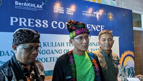 Menparekraf Sandiaga Salahuddin Uno ditemani Kadispar NTB Jamaluddin Malady di Poltekpar Lombok, Jumat (27/9/2024). Foto: (Ahmad Viqi/detikBali).