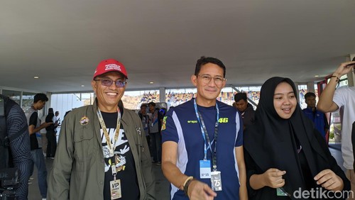 Menparekraf Sandiaga Uno saat berkunjung ke Sirkuit Mandalika, Lombok Tengah, Jumat (27/9/2024). (Ahmad Viqi/detikBali)