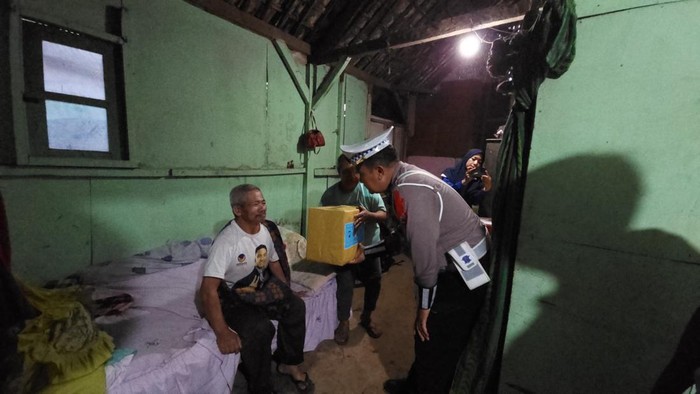 Satlantas Polres Kota Batu menyalurkan bansos dalam rangka Hari Lalu Lintas Bhayangkara