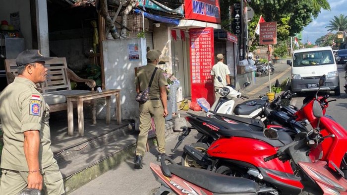 Satpol PP dan Damkar Gianyar menelusuri WNA yang diduga mengamen di Pasar Rakyat Tematik Wisata Ubud, Kamis (26/9/2024). (Dok Satpol PP Gianyar)