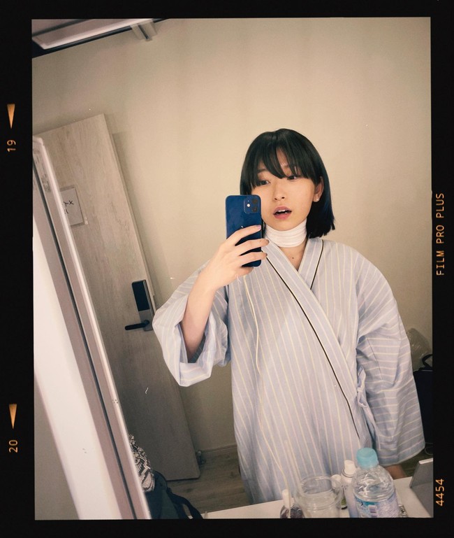 “Dia sangat menyukai musik sampai akhir selagi dia bergelut dengan penyakit kronis. Tidak banyak yang bisa aku katakan tapi ini adalah kenyataan. Aku harap kalian akan terus menerima cinta dari Sayuri yang dikeluarkannya (dari karya-karyanya),” ujar Amaarashi. Foto: Instagram Sayuri