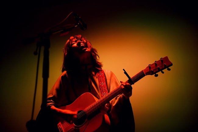 Kematian pelantun OST Scum’s Wish yang dikenal lewat lagu-lagu yang menyimpan emosi mendalam itu jadi perbincangan di kalangan penggemarnya di Indonesia. Diketahui bahwa Sayuri sempat manggung di Jakarta yang menjadi pertunjukkan terakhirnya.  Foto: Instagram Sayuri