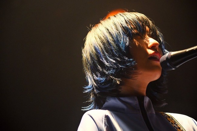 Kabar tersebut tentu mengejutkan para penggemar yang kebanyakan mengetahui karya Sayuri lewat anime. Salah satu yang paling dikenang adalah OST ‘My Hero Academia 4’.  Foto: Instagram Sayuri