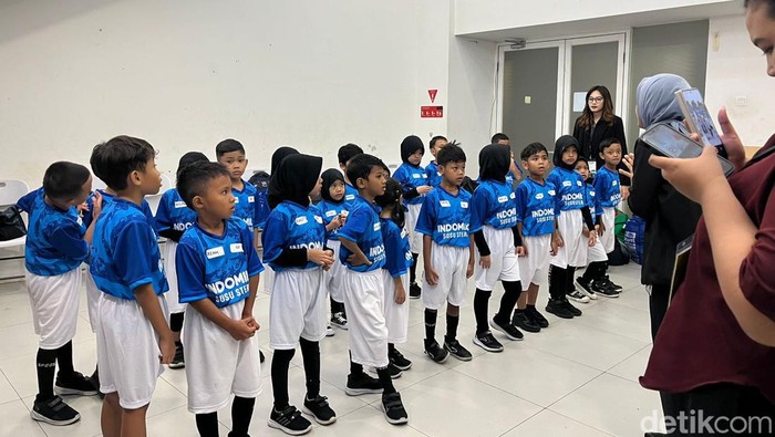 Sebanyak 22 anak penghafal Al Quran menjadi Pendamping Garuda dalam pertandingan antara Indonesia dan Timor Leste malam ini (Rifka/detikcom).