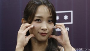 Dita ngaku grogi nih buat konser tunggal Secret Number [pasSworLd concert] di Tennis Indoor Senayan hari ini, Sabtu (28/9/2024). Kata dia ini pertama kalinya Secret Number bakal nyanyi banyak banget lagu di satu panggung.