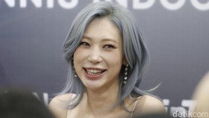 Kalau Jinny gampang banget tertawa. Setiap kali lihat kamera pasti langsung tertawa.
