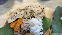 Sementara untuk nasi gudeg paket lengkap di sini dibanderol sekitar Rp 30.000. Isinya ada gudeg, krecek, ayam, telur, dan ayam suwir. Foto: detikcom/Riska Fitria