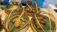 Sego Pecel Bu Hermin ini buka setiap hari Selasa-Minggu (Senin libur), mulai dari jam 08:00-14:00. Disarankan datang awal waktu agar tidak kehabisan. Foto: detikcom/Riska Fitria