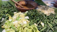 Hermin menceritakan bahwa awalnya Sri Mulyani ingin memesan gudeg krecek. Namun, sayang, menu tersebut sudah habis. Kemudian berganti jadi nasi pecel. Foto: detikcom/Riska Fitria