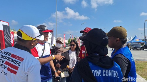 Sejumlah penonton MotoGP kecewa karena tidak bisa memasuki area sirkuit karena hanya memiliki tiket weekend pass grand stand zona A di Sirkuit Internasional Mandalika, Lombok Tengah, NTB, Jumat (27/9/2024). (Foto: Nathea Citra/detikBali)