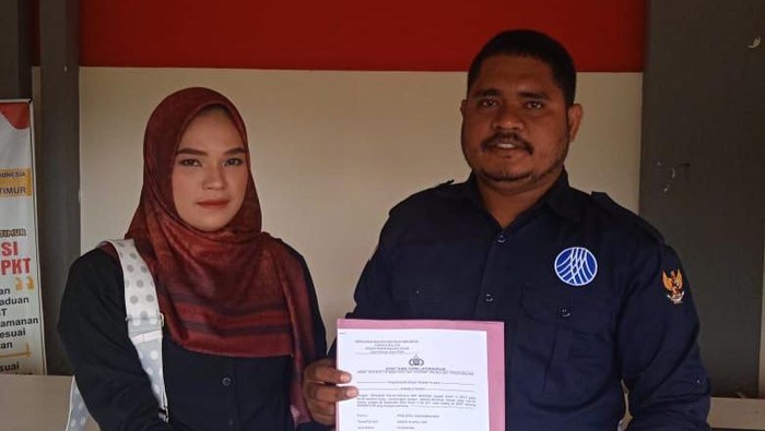 Pegawai honor Sekwan Seram Bagian Timur, Firza Apri Yani Rumalowak saat melapor di SPKT Polres Seram Bagian Timur.