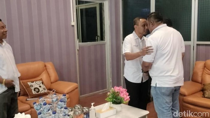 Simon Petrus Kamlasi bertemu Ketua Sinode GMIT, Pdt Samuel Pandie, di Kantor GMIT, Jumat (27/9/2024). (Simon Selly/detikBali)