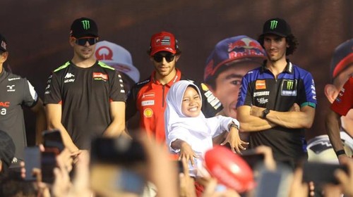 Siswi SD 7 Mataram, Nurul Azizah Safitri, melakukan aksi afro dance di depan 12 rider MotoGP di Teras Udayana, Kota Mataram, NTB, Rabu (25/9/2024). (Ahmad Viqi/detikBali)
