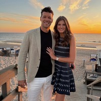 Dalam foto terbaru itu, Sophia menunjukkan bahwa mereka tengah menghabiskan waktu bersama di kawasan pantai. Pasangan itu pun berpose dengan latar belakang matahari terbenam selagi mengucapkan selamat ulang tahun dan mengungkap rasa cinta pada ayah 3 anak tersebut. Foto: Instagram Sophia Schneiderhan