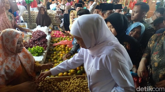 Suasana Kunjungan Khofifah di Pasar Sampang