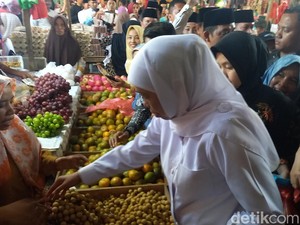 Kunjungi Pasar Srimangunan Sampang, Khofifah Dengar Aspirasi Pedagang