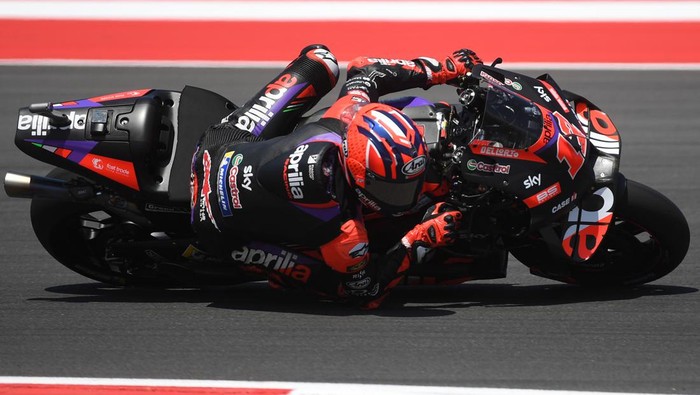 Suasana Sesi FP1 MotoGP Mandalika, Morbidelli Tercepat Pembalap Aprilia Racing Maverick Vinales memacu kecepatan saat mengikuti sesi latihan bebas MotoGP Mandalika di Pertamina Mandalika International Street Circuit, Lombok Tengah, NTB, Jumat (27/9/2024). Dalam latihan bebas I tersebut catatan waktu tercepat diraih pembalap Prima Pramac Franco Morbideli. ANTARA FOTO/Akbar Nugroho Gumay/Spt.