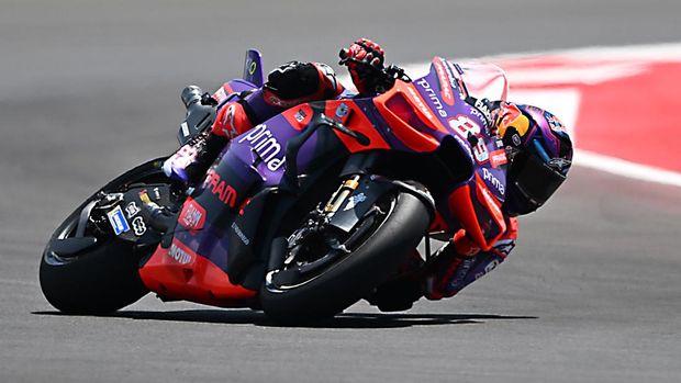 Pembalap Prima Pramac Jorge Martin memacu kecepatan saat mengikuti sesi latihan bebas MotoGP Mandalika di Pertamina Mandalika International Street Circuit, Lombok Tengah, NTB, Jumat (27/9/2024). Dalam latihan bebas I tersebut catatan waktu tercepat diraih pembalap Prima Pramac Franco Morbideli. ANTARA FOTO/Akbar Nugroho Gumay/Spt.