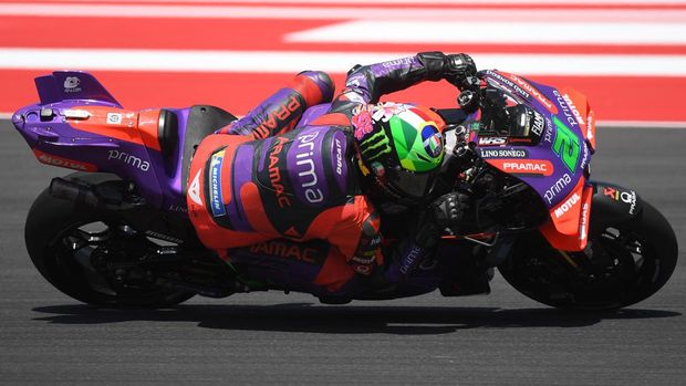 Pembalap Prima Pramac Franco Morbidelli memacu kecepatan saat mengikuti sesi latihan bebas MotoGP Mandalika di Pertamina Mandalika International Street Circuit, Lombok Tengah, NTB, Jumat (27/9/2024). Dalam latihan bebas I tersebut catatan waktu tercepat diraih pembalap Prima Pramac Franco Morbideli. ANTARA FOTO/Akbar Nugroho Gumay/Spt.
