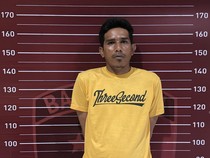 Ngeri! Pria Ini Ngamuk Ayunkan Parang di Hajatan Nikah Mantan Istri