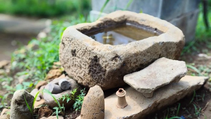 Temuan batu-batu alat rumah tangga diduga benda cagar budaya peninggalan zaman Majapahit, di Desa Kembang, Kecamatan Gladagsari, Kabupaten Boyolali.