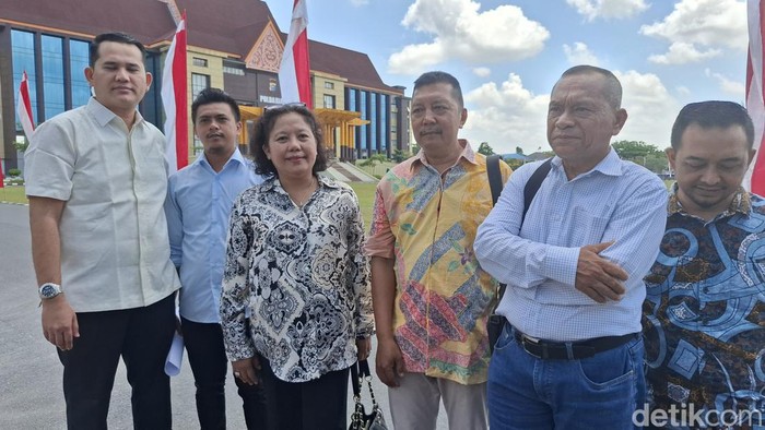 Tim Advokasi paslon Abdul Wahid-SF Hariyanto usai melapor ke Polda Riau (Foto: Dok Raja Adil Siregar)