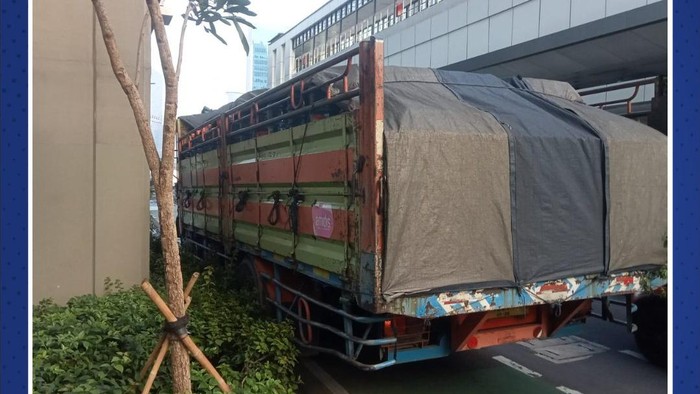 Truk Mogok di Jl Gatot Subroto Jakarta Selatan